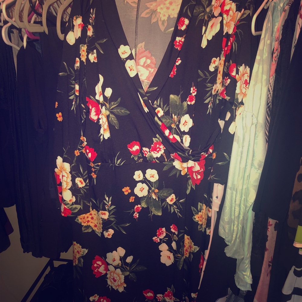 Cute dress mid calf length. Never worn!